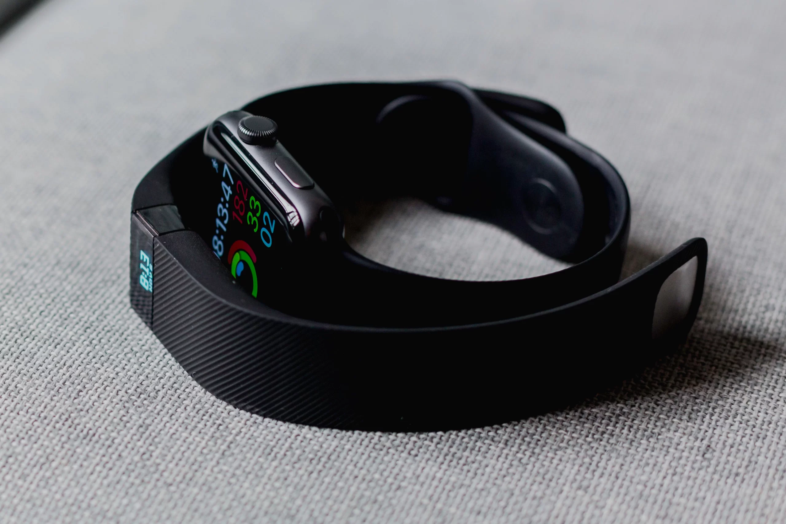 Smartwatch Vs Fitness Tracker : Know The Distinction